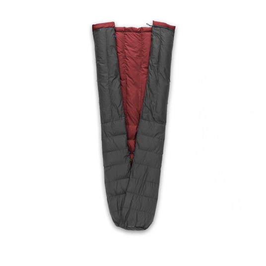Unlike sewn footboxes that restrict your movement and do not vent, Zenbivy’s Fast Footbox™ uses a single clip that allows it to expand for more space or narrow for more warmth.