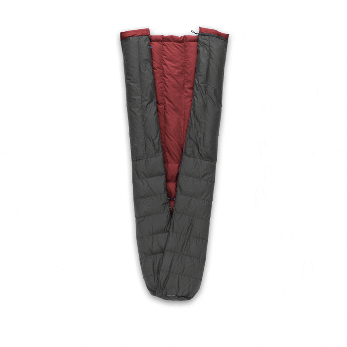 Unlike sewn footboxes that restrict your movement and do not vent, Zenbivy’s Fast Footbox™ uses a single clip that allows it to expand for more space or narrow for more warmth.